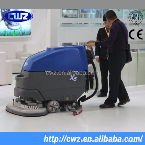 Fregadora-fregadora automática de doble cepillo con operador a pie detrás del piso